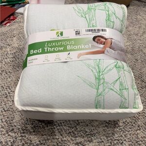 NEW in box - Luxurious Bed Throw Blanket - Green and White